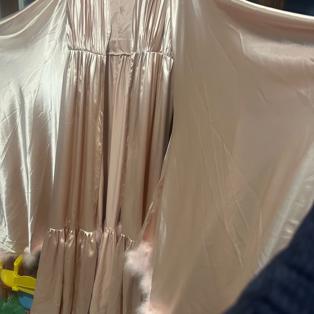 Elegant Pink Satin Robe with Feather Trim - Picture 5 of 10
